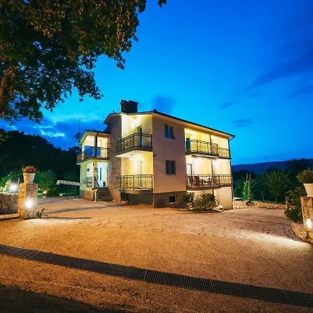 Charming In With Pool Hébergement de vacances *