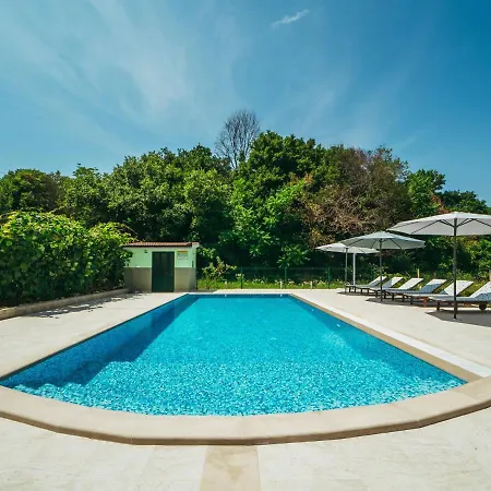 Hébergement de vacances Charming In With Pool