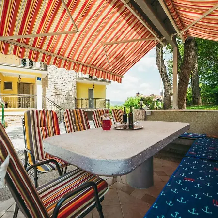 Charming In With Pool Hébergement de vacances