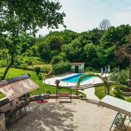 Hébergement de vacances Charming In With Pool
