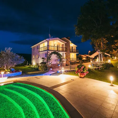 Charming In With Pool Grubine