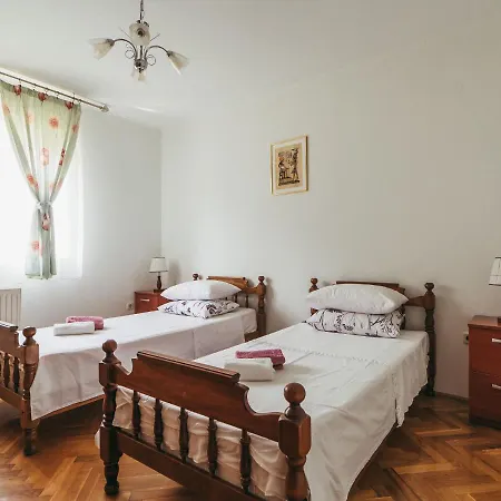 Charming In With Pool Hébergement de vacances