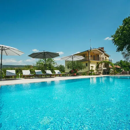 Charming In With Pool Hébergement de vacances