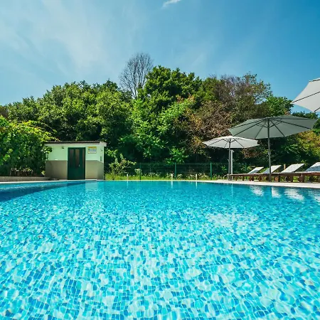 Charming In With Pool Hébergement de vacances Grubine